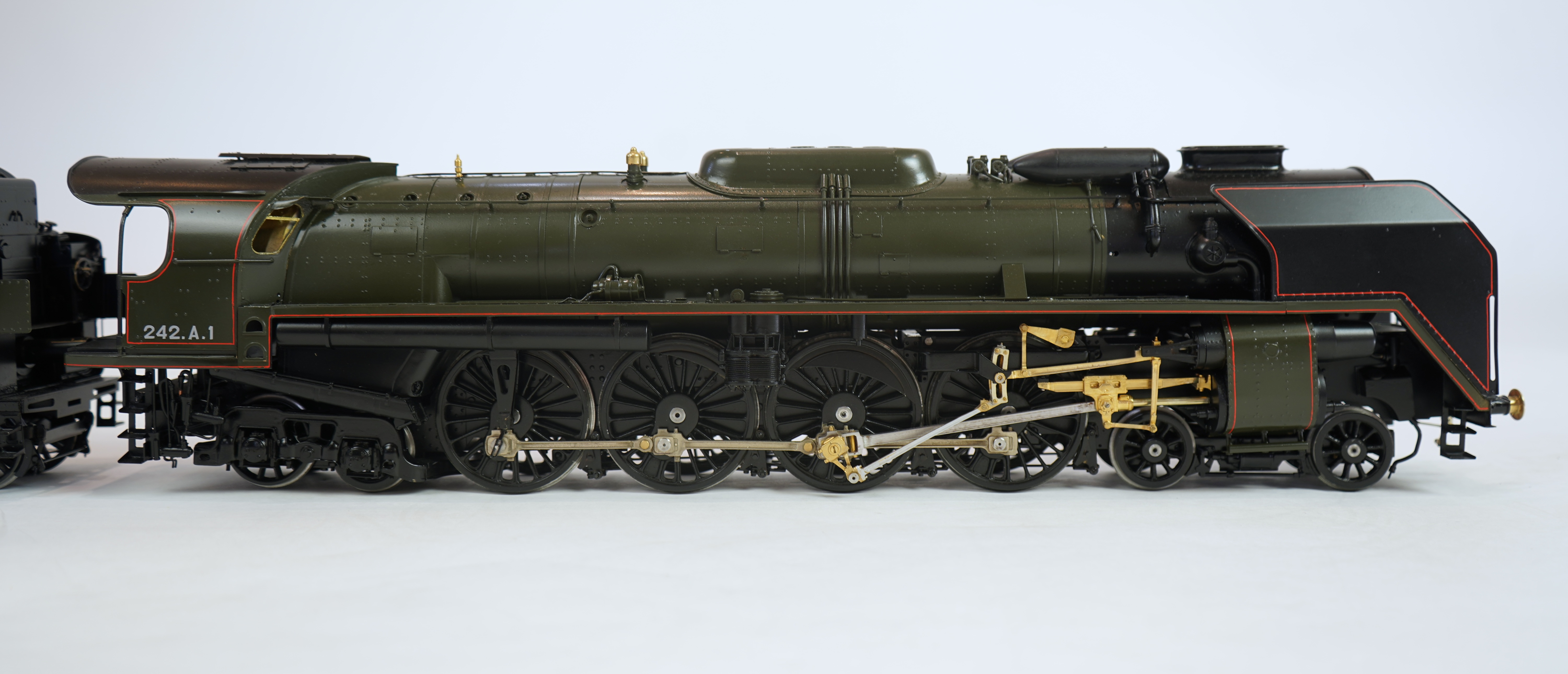 A Gauge One exhibition quality scratch built model of Andre Chapelon’s iconic SNCF 242.A.1, 2-4-2 tender locomotive, built by the Finescale Locomotive Company (under Neil Rose) from a commission.